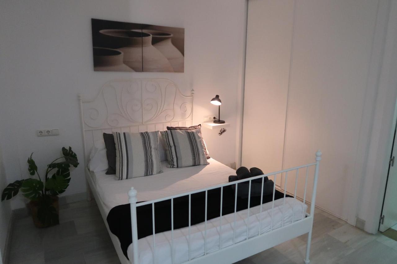 J & E Malaga Center Apartamentos Bagian luar foto